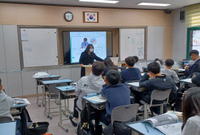 술이청소년에게 미치는 영향관련 청소년 대상으로 교육하는 모습
